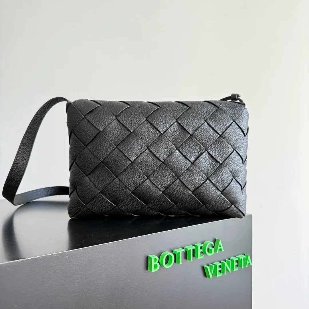 Batch 2220 BOTTEGA VENETA Bottega Veneta's 2025 new product Diago large cross-body bag is newly released [Celebration] [Celebration] The combination of pragmatism and Diago craftsmanship, high-quality leather with natural texture, soft and thick to the touch, different gloss refracted under different lights, flat The shape is clean and neat, there is no big logo, but it exudes calmness and nobility from any angle. The interior capacity is enough, and two power banks can be easily accommodated. There is also a small zippered pocket, which is especially suitable for easy-to-lose items such as access control cards. It is a bag that is both beautiful and practical👜 Style number: 815796 Size: 32*21.5*5cm Color: black
